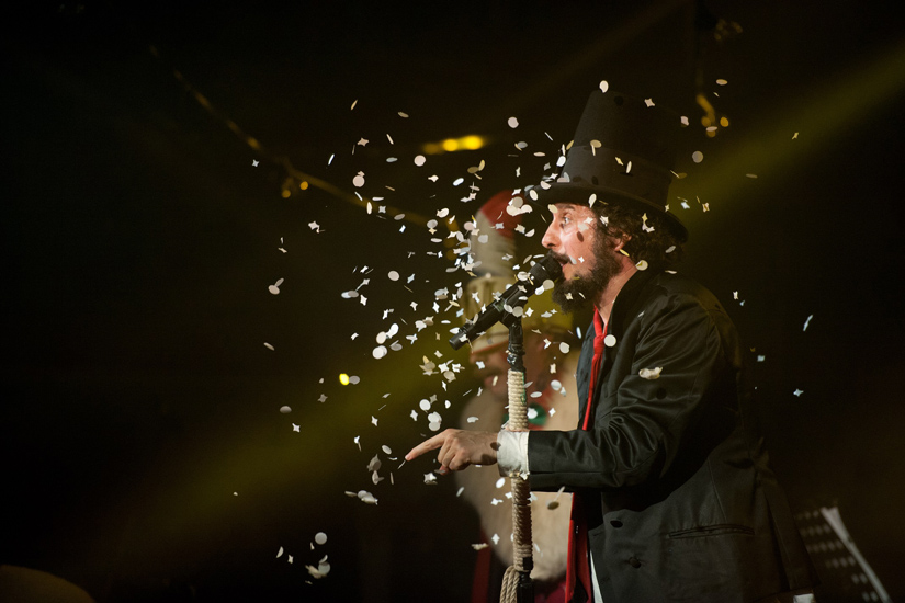 Vinicio Capossela in un concerto di Natale al Fuori Orario