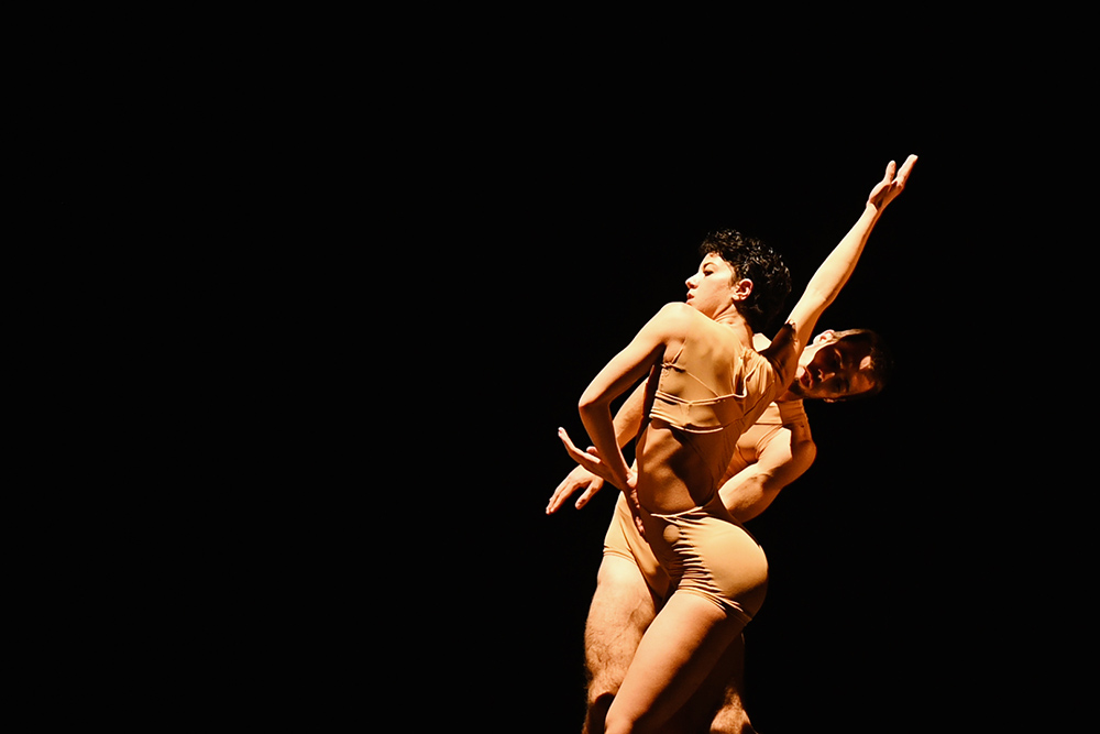 Orizzonti del corpo - FND Aterballetto, MicroDanze, Near Life Experience, coreografia di Angelin Preljocaj foto di Celeste Lombardi)