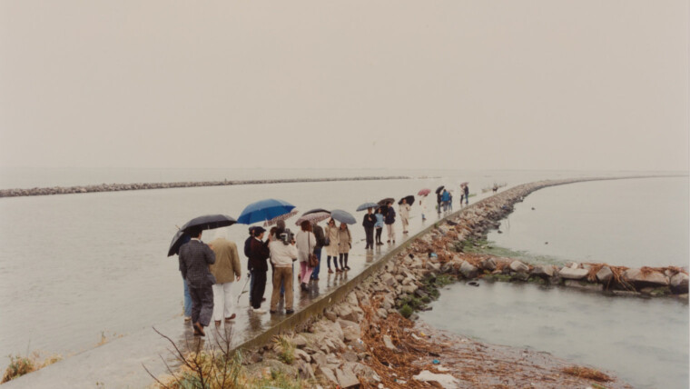 Luigi Ghirri, dalla serie Blu Infinito, 1991. Stampa coeva Arrigo Ghi. Collezioni private in deposito presso MARV | Museo d'Arte Rubini Vesin, Gradara / Rete Museale Marche Nord (dettaglio)